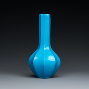 Een gefacetteerde Chinese flesvormige vaas in turquoise Peking glas, Qianlong merk en periode — foto 3
