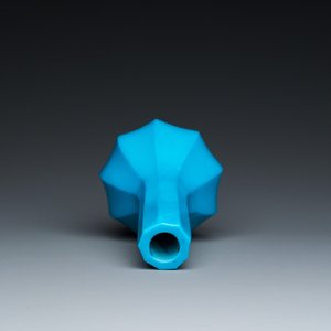 Een gefacetteerde Chinese flesvormige vaas in turquoise Peking glas, Qianlong merk en periode — foto 5