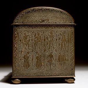 Een gegraveerd koperen kistje met imaginaire figuren in Qajar-stijl, Frankrijk, 19e eeuw — foto 6
