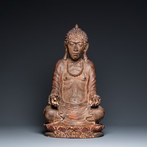 Een gelakte en vergulde houten sculptuur van een biddende asceet, wellicht Thailand, 18e eeuw — foto 1