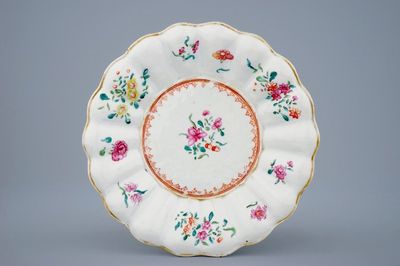 Een gelobd Chinees famille rose bord, Qianlong, 18e eeuw