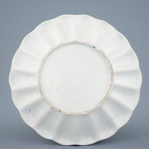 Een gelobd Chinees famille rose bord, Qianlong, 18e eeuw — foto 2