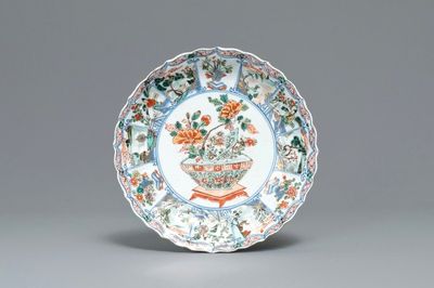Een gelobd Chinees famille verte bord met een bloemvaas, Kangxi