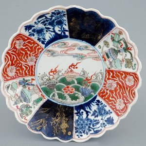 Een gelobd Chinees famille verte bord met schelpen tussen golven, Kangxi — foto 1