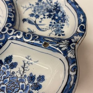 Een gelobde blauw-witte Delftse specerijenschotel met vogels, eind 17e eeuw — foto 4