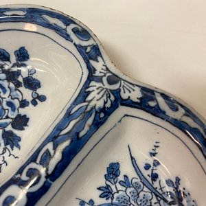 Een gelobde blauw-witte Delftse specerijenschotel met vogels, eind 17e eeuw — foto 7