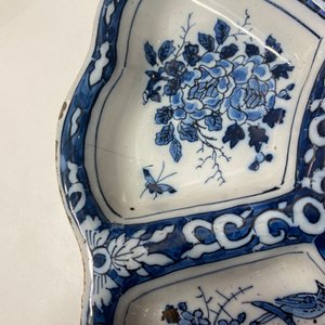 Een gelobde blauw-witte Delftse specerijenschotel met vogels, eind 17e eeuw — foto 9