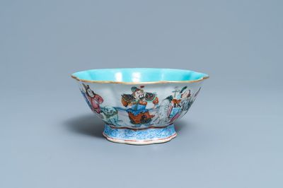 Een gelobde Chinese famille rose kom, Tonghzi merk en periode