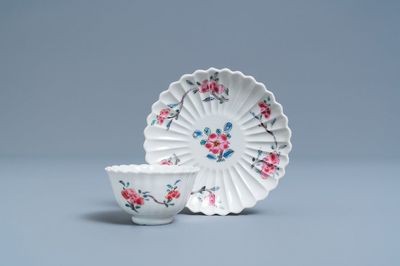 Een gelobde Chinese famille rose kop en schotel met floraal decor, Yongzheng