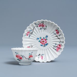Een gelobde Chinese famille rose kop en schotel met floraal decor, Yongzheng — foto 1