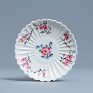 Een gelobde Chinese famille rose kop en schotel met floraal decor, Yongzheng — foto 2
