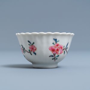 Een gelobde Chinese famille rose kop en schotel met floraal decor, Yongzheng — foto 6