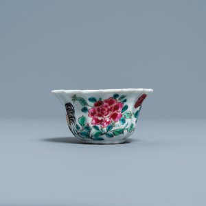 Een gelobde Chinese famille rose kop en schotel met hanen, Yongzheng — foto 5