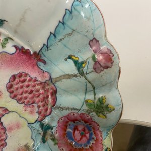 Een gelobde Chinese famille rose onderschotel met granaatappels op tabaksbladeren, Qianlong — foto 4