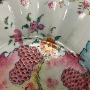 Een gelobde Chinese famille rose onderschotel met granaatappels op tabaksbladeren, Qianlong — foto 8