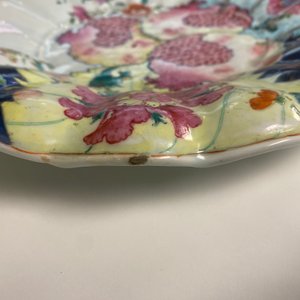 Een gelobde Chinese famille rose onderschotel met granaatappels op tabaksbladeren, Qianlong — foto 9