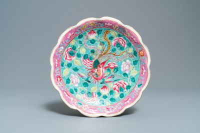 Een gelobde Chinese famille rose schotel op voet voor de Straits of Peranakan markt, 19e eeuw