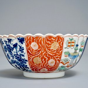 Een gelobde Chinese famille verte kom met decor van schelpen, Kangxi — foto 1