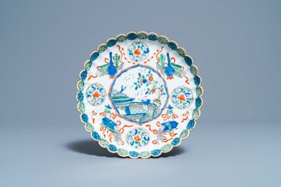 Een gelobde Chinese famille verte schotel met een zotje, Kangxi