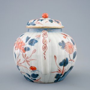 Een gelobde Japanse Imari theepot met deksel, 18e eeuw — foto 5