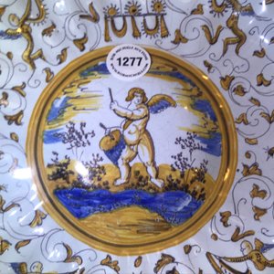 Een gelobde majolica schotel op voet met een putto tussen grotesken, atelier Willem Jansz Verstraeten, Haarlem, ca. 1650 — foto 6