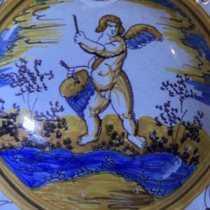 Een gelobde majolica schotel op voet met een putto tussen grotesken, atelier Willem Jansz Verstraeten, Haarlem, ca. 1650 — foto 7