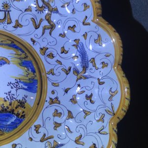 Een gelobde majolica schotel op voet met een putto tussen grotesken, atelier Willem Jansz Verstraeten, Haarlem, ca. 1650 — foto 9