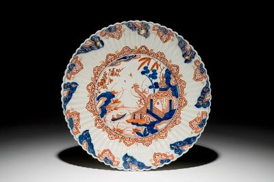 Een gelobde schotel in Delft doré met chinoiserie decor, 18e eeuw