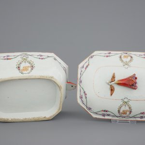 Een gemonogrammeerd 25-delig Chinees famille rose servies met terrine op presentoir, Qianlong, 18e eeuw — foto 11