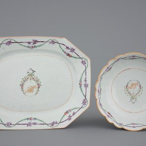 Een gemonogrammeerd 25-delig Chinees famille rose servies met terrine op presentoir, Qianlong, 18e eeuw — foto 2