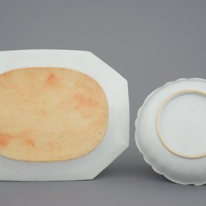 Een gemonogrammeerd 25-delig Chinees famille rose servies met terrine op presentoir, Qianlong, 18e eeuw — foto 3