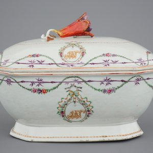 Een gemonogrammeerd 25-delig Chinees famille rose servies met terrine op presentoir, Qianlong, 18e eeuw — foto 6