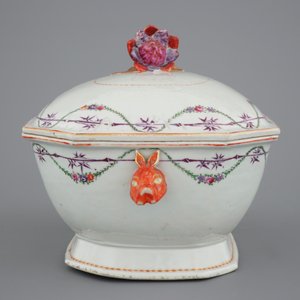 Een gemonogrammeerd 25-delig Chinees famille rose servies met terrine op presentoir, Qianlong, 18e eeuw — foto 7