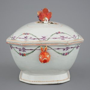Een gemonogrammeerd 25-delig Chinees famille rose servies met terrine op presentoir, Qianlong, 18e eeuw — foto 9