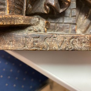 Een gepatineerde houten groep met Sint-Anna met het Jezuskind op een basis met inscriptie, ca. 1540 — foto 10