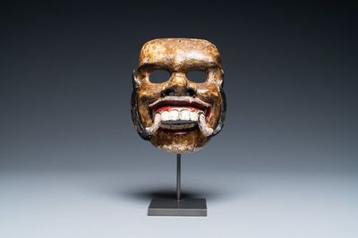 Een gepolychromeerd houten masker, Indonesië, Java, 19e eeuw