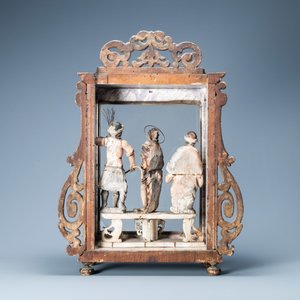Een gepolychromeerde en vergulde albasten 'geseling' groep in vitrine, Zuid-Italië, 17e eeuw — foto 10
