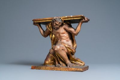 Een gepolychromeerde en vergulde console met een geknielde atlant, Italië, 17e eeuw