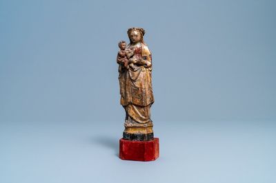 Een gepolychromeerde en vergulde houten figuur van een Madonna met kind, zgn. Mechels popje, ca. 1600