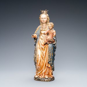 Een gepolychromeerde en vergulde notenhouten figuur van een Madonna met kind, zgn. Mechels popje, 1e helft 16e eeuw — foto 1