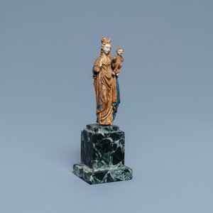Een gepolychromeerde en vergulde notenhouten miniatuurfiguur van een Madonna met kind, zgn. Mechels popje, 2e helft 15e eeuw — foto 1