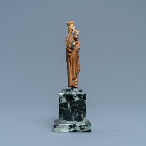 Een gepolychromeerde en vergulde notenhouten miniatuurfiguur van een Madonna met kind, zgn. Mechels popje, 2e helft 15e eeuw — foto 3