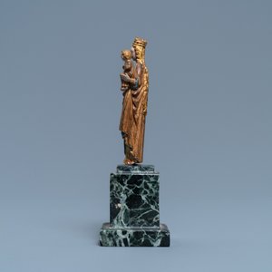 Een gepolychromeerde en vergulde notenhouten miniatuurfiguur van een Madonna met kind, zgn. Mechels popje, 2e helft 15e eeuw — foto 5