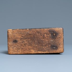 Een gepolychromeerde houten figuur van een biddende engel, ca. 1500 — foto 7