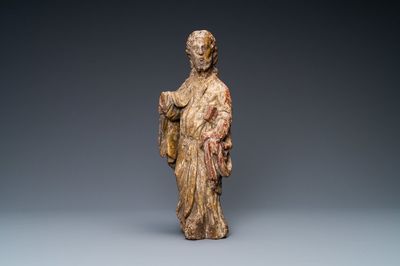 Een gepolychromeerde houten figuur van een evangelist, 16e eeuw