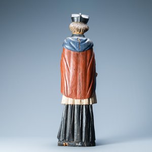 Een gepolychromeerde houten figuur van Johannes Nepomucenus, wellicht Duitsland, 17/18e eeuw — foto 4
