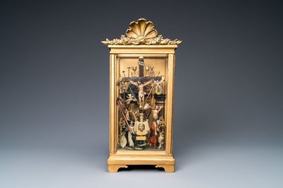Een gepolychromeerde houten Golgotha groep met alle passiewerktuigen in vitrine, Frankrijk of Italië, 18e eeuw