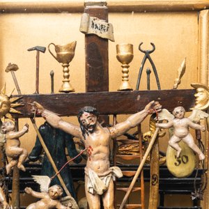 Een gepolychromeerde houten Golgotha groep met alle passiewerktuigen in vitrine, Frankrijk of Italië, 18e eeuw — foto 7