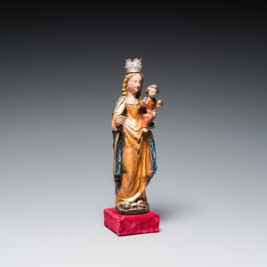 Een gepolychromeerde houten sculptuur van een Madonna met Kind, zgn. 'Poupée de Malines', Mechelen, 1e kwart 16e eeuw — foto 1