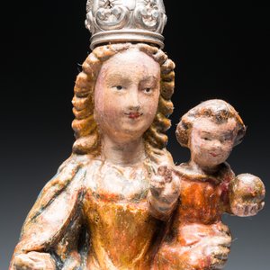 Een gepolychromeerde houten sculptuur van een Madonna met Kind, zgn. 'Poupée de Malines', Mechelen, 1e kwart 16e eeuw — foto 7